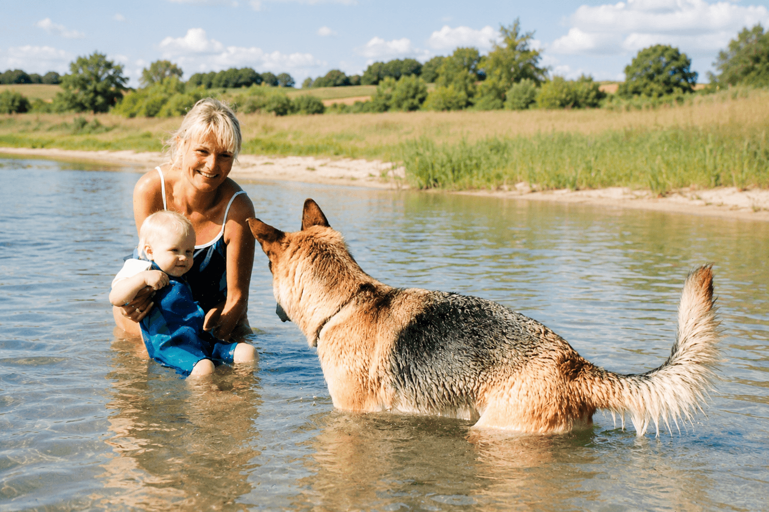 Henriette Vistrup med familie og hund ved stranden